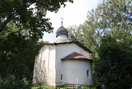 В д. Пустое Воскресенье - древняя каменная одноглавая Воскресенская церковь 1496 года.